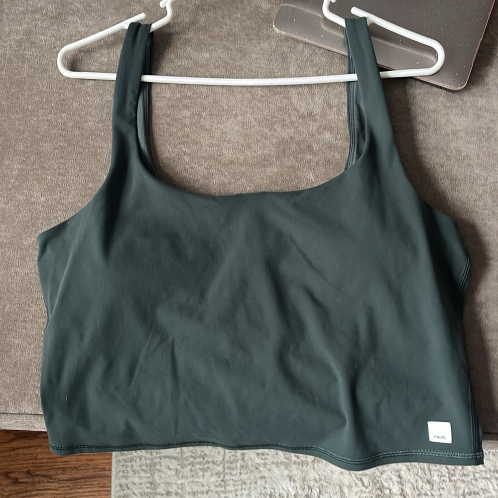 Vuori aspen daily crop tank. Built in bra